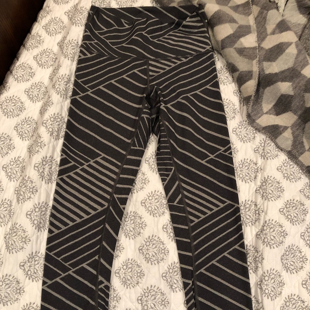 Rare EUC Lululemon Zig zag high times 6